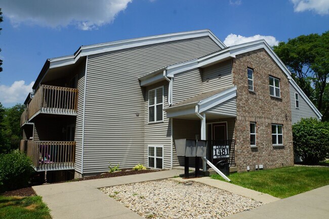 Building Photo - Great Arboretum location - lofted units - ...