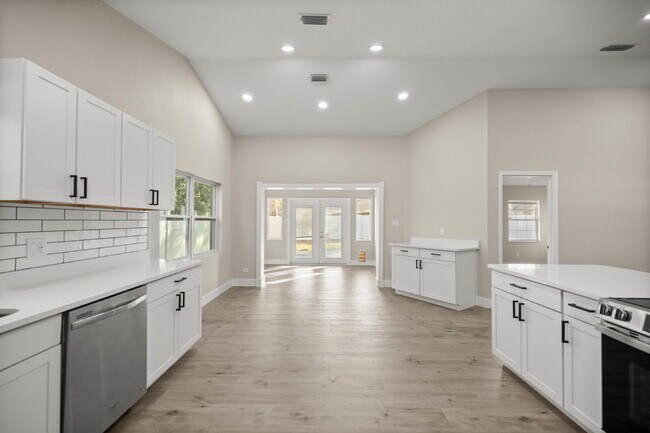 Building Photo - Newly remodeled Lovely 3-bed 2 Bath Home in desirable Location!!