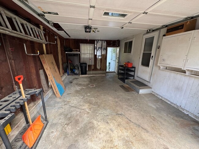 Building Photo - Three Bedroom / 1.5 Bathroom House AVAILABLE October