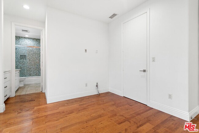 Building Photo - 4510 Tyrone Ave