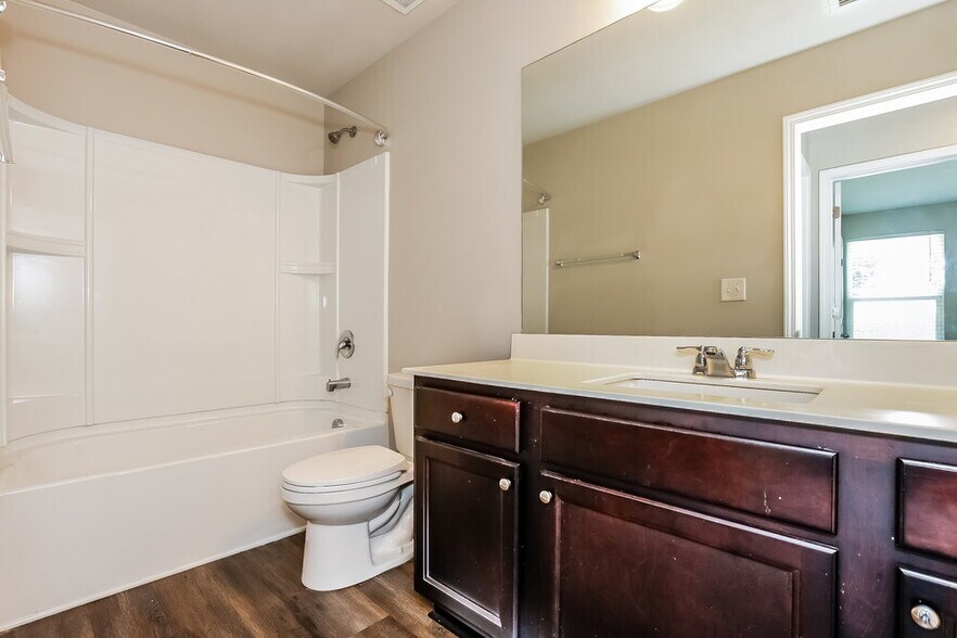 Building Photo - 3740 Place Dr
