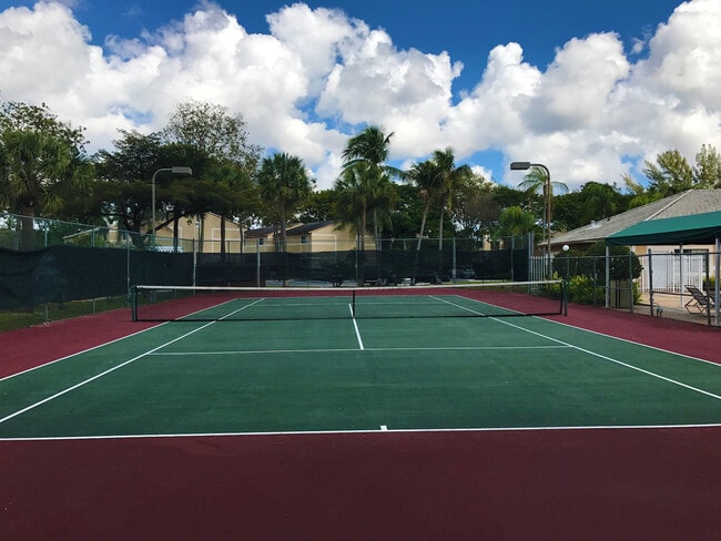 Building Photo - 212 Palm Cir E