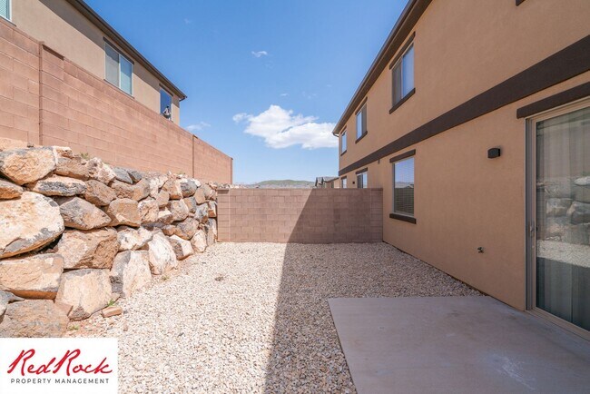 Building Photo - Modern Townhome in Desirable Hurricane Hei...