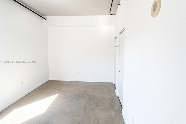 Building Photo - 10 SW South River Dr