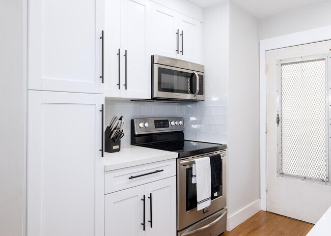 Building Photo - Fully Remodeled & Furnished 1 Bedroom Condo