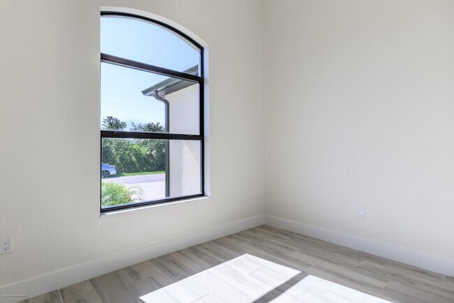 Building Photo - PET FRIENDLY BRAND-NEW LUXURY EXECUTIVE HOME