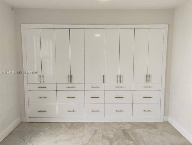 Building Photo - 9654 Sun Pointe Dr