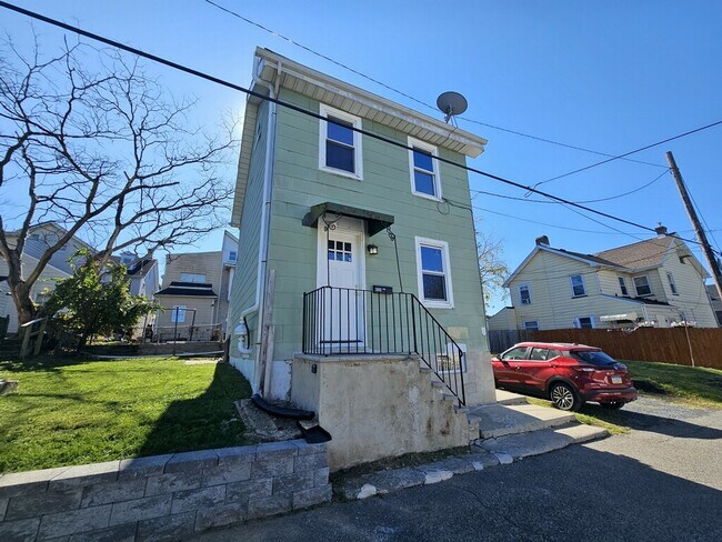 Primary Photo - 830 Hoyt St