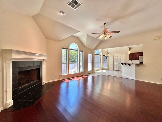 Building Photo - Beautiful 4 Bedroom, 2 Bathroom Home for R...