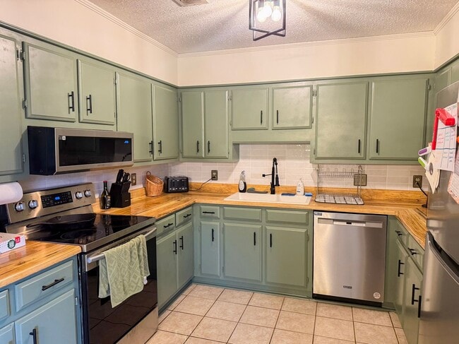 Building Photo - Make this move-in ready 3-bedroom, 2-bath home your own!