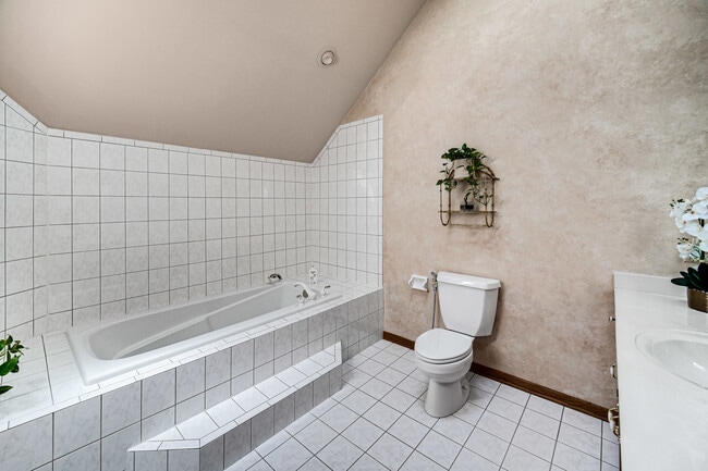 Building Photo - 15538 Royal Glen Ct