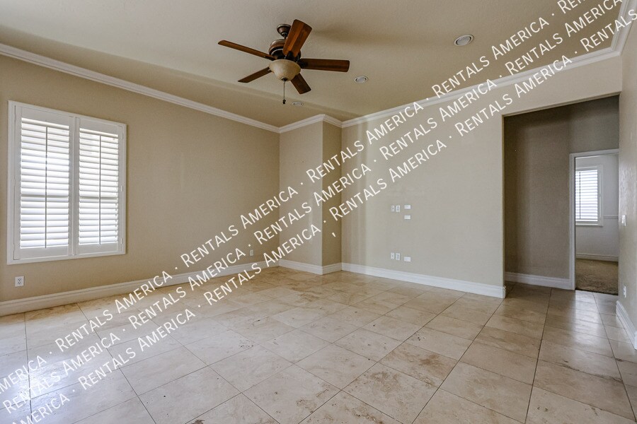 Building Photo - 2211 W Olive Way
