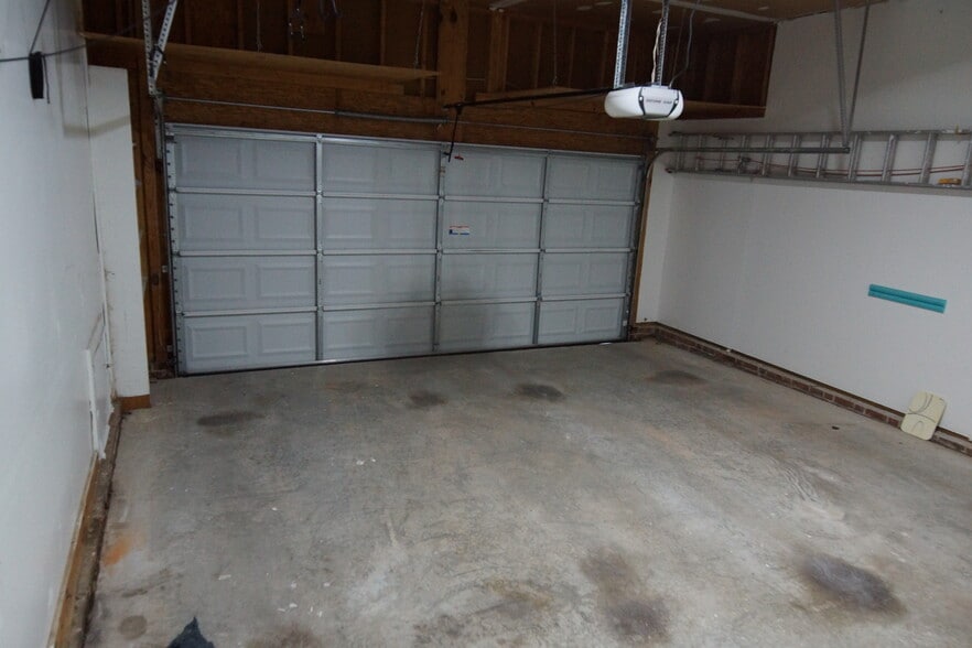 Building Photo - 204 Swiss Lake Dr