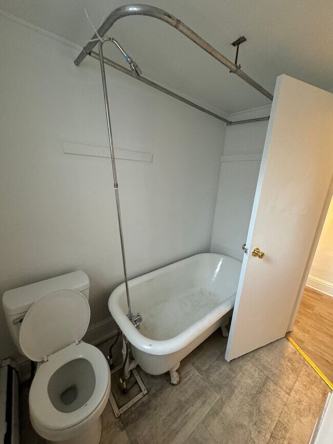 Building Photo - 623 Walnut St