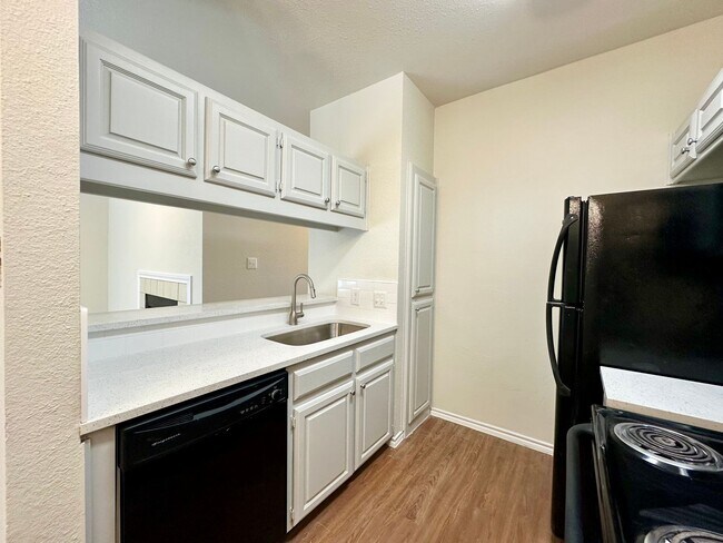 Building Photo - Remodeled 2/2 Condo in West Campus