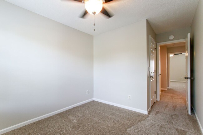 Building Photo - Enjoy this beautifully updated 3 Bed/3 Bat...