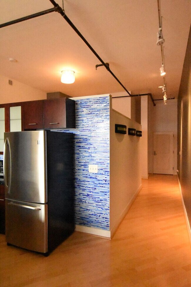 Building Photo - Chic, Contemporary 1 BD 1.5 BA Condo in the Mount Pleasant neighborhood of NW DC!!