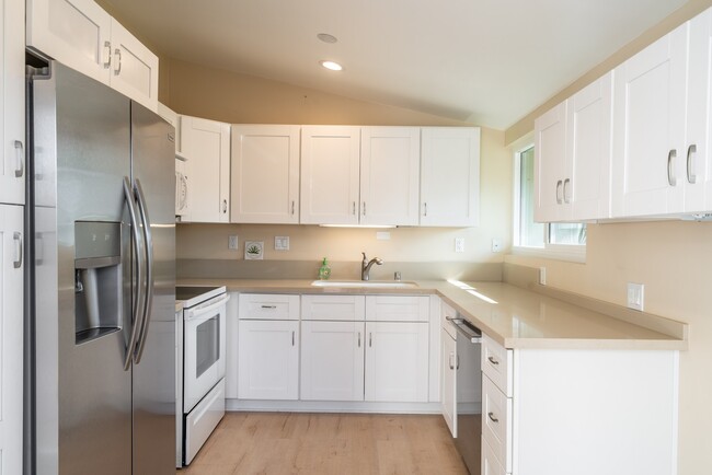 Building Photo - Beautifully Remodeled Tri-Level Condo With...