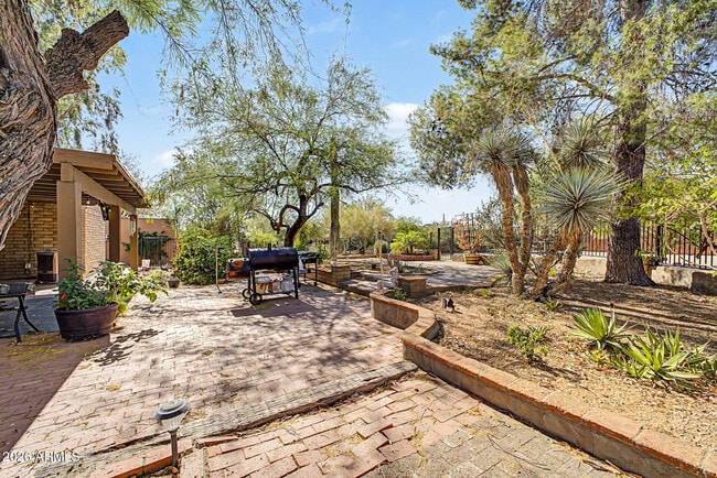 Building Photo - 6510 E Dixileta Dr