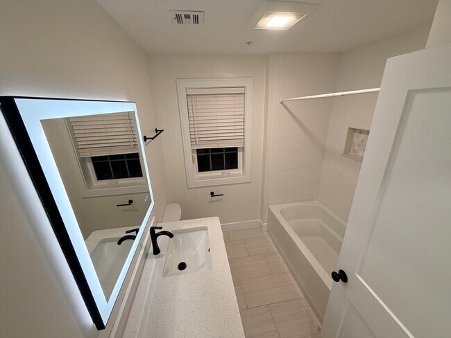 Building Photo - 17 School St