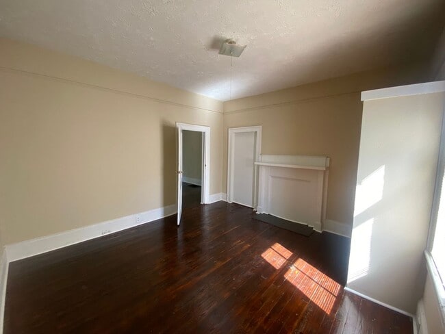 Building Photo - **ON HOLD**3 bedroom/1 bathroom (Great Loc...