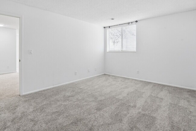 Building Photo - $1,540.95 with $300 off the first month's rent, 1 Bed - 1 Bath, Condo in Aurora with Washer and D...
