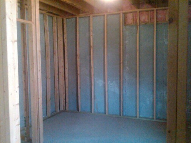 Building Photo - 2060 Rose Bay Rd