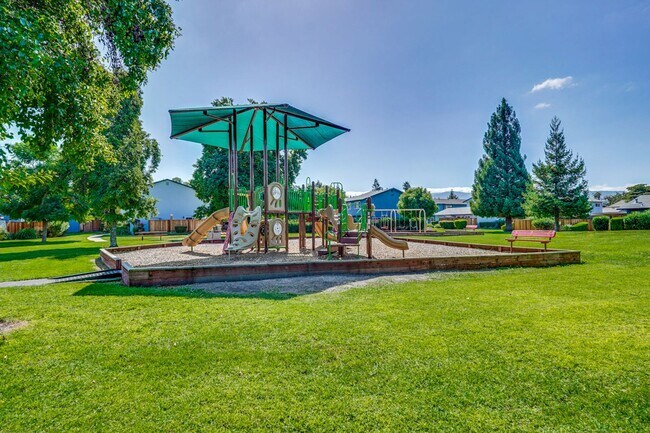 Building Photo - Remodeled 2 Bed 1 Bath Condo!