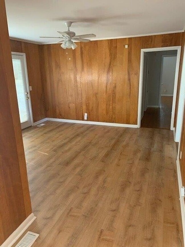 Building Photo - Nice 3 Bed 2 Bath Available Fall 2025!