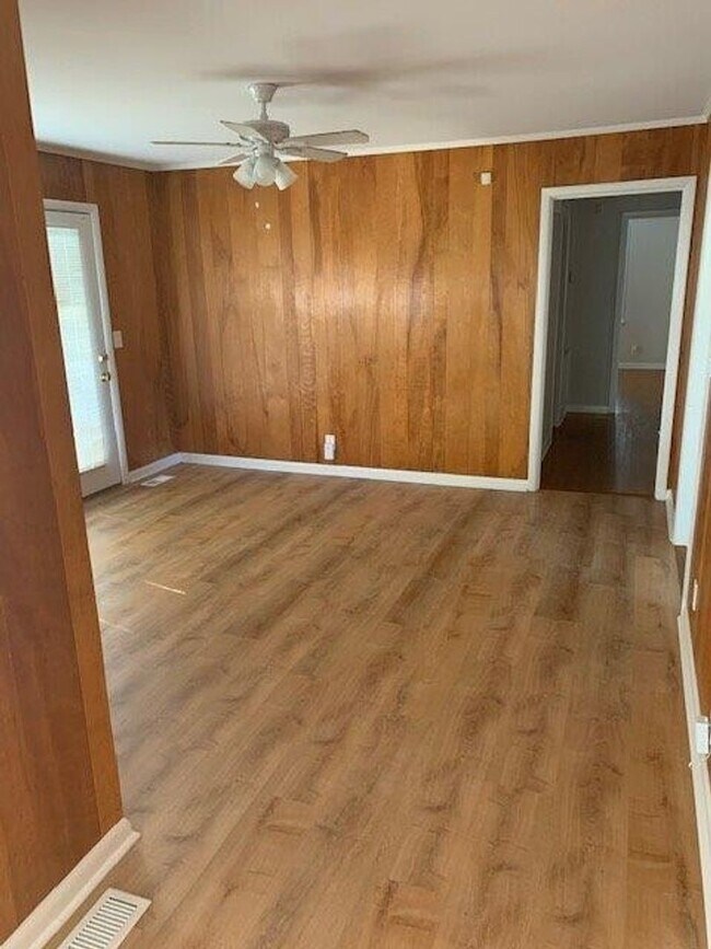 Building Photo - Nice 3 Bed 2 Bath Available Now!