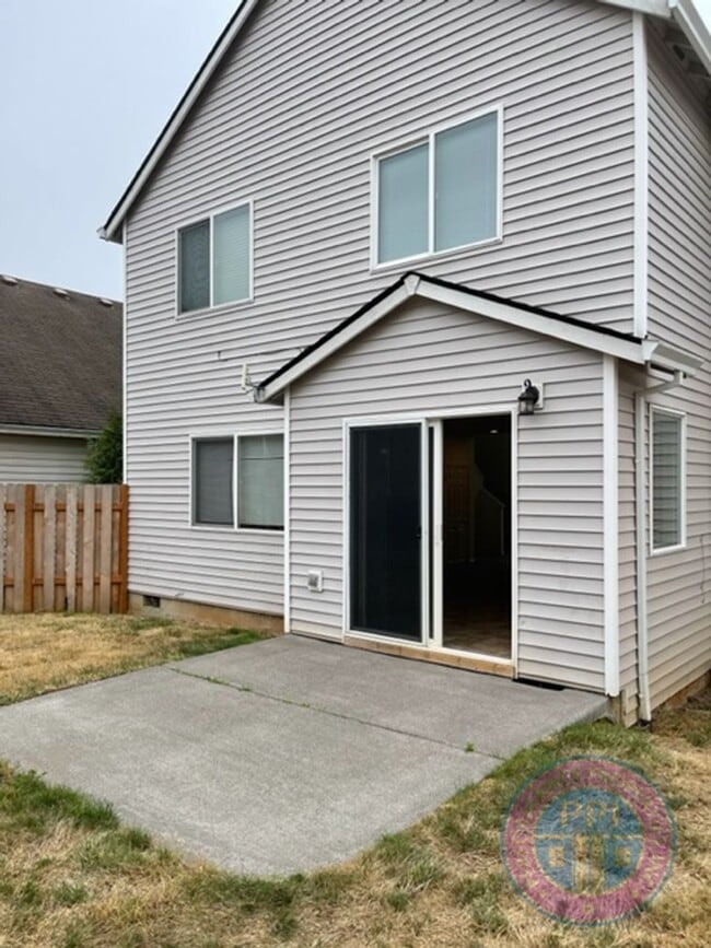 Building Photo - Two Level Cascadia Village Home with Backyard