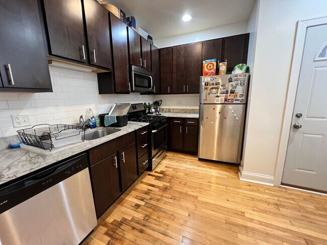 Building Photo - Lovely Renovated 1 BR In North Center