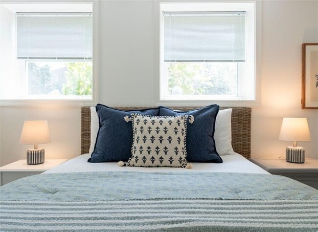 Building Photo - 11 N Hillview Dr