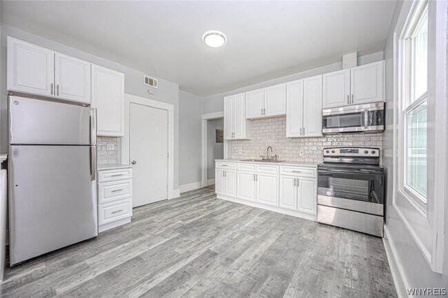 Building Photo - 1204 Niagara St