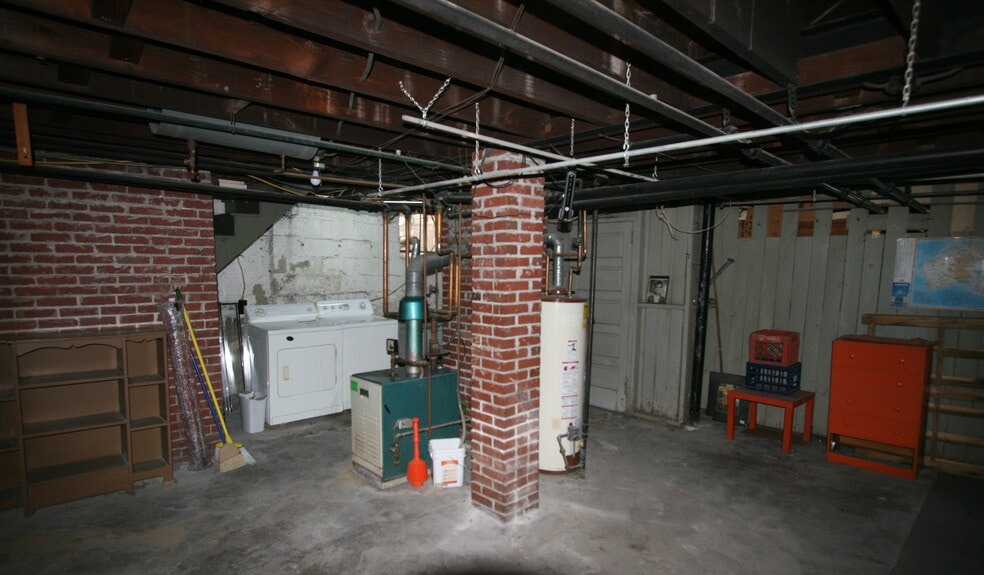 Huge Private Basement - 328 S Aiken Ave