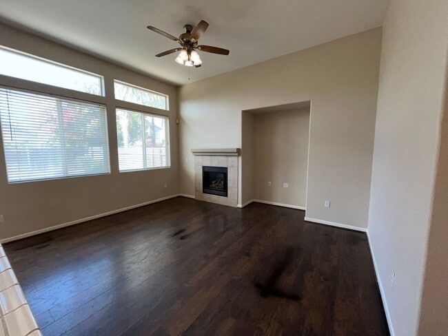 Building Photo - Charming 4BR/3BA/1921SF - Tenant Pays $195...