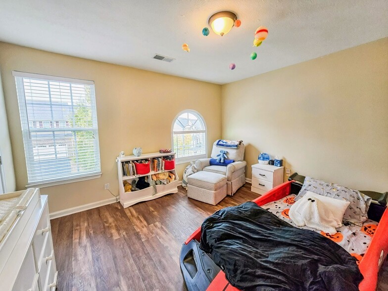 Building Photo - 813 Fairgate Dr