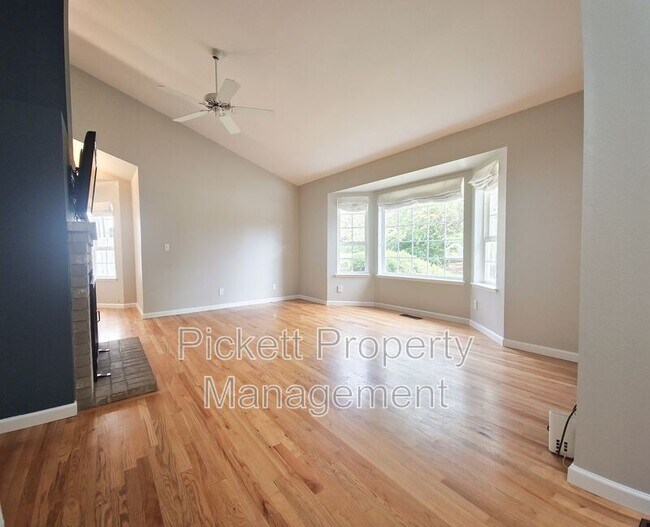 Building Photo - 18845 NE Meadow Run Dr
