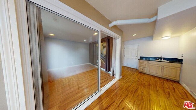 Building Photo - 11622 Oxnard St