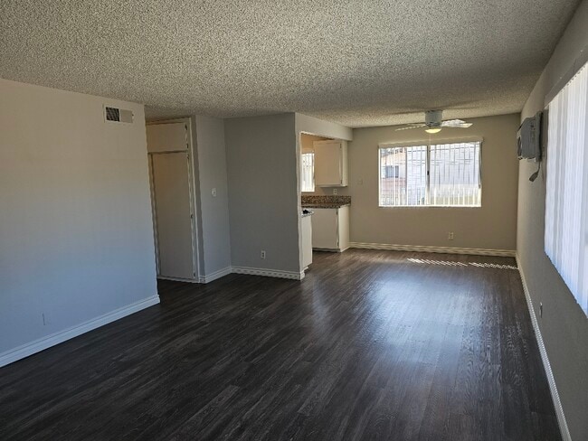 Building Photo - 10440 Western Ave