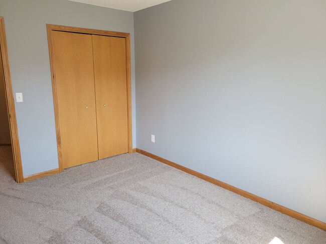 Building Photo - Spacious End Unit Townhouse