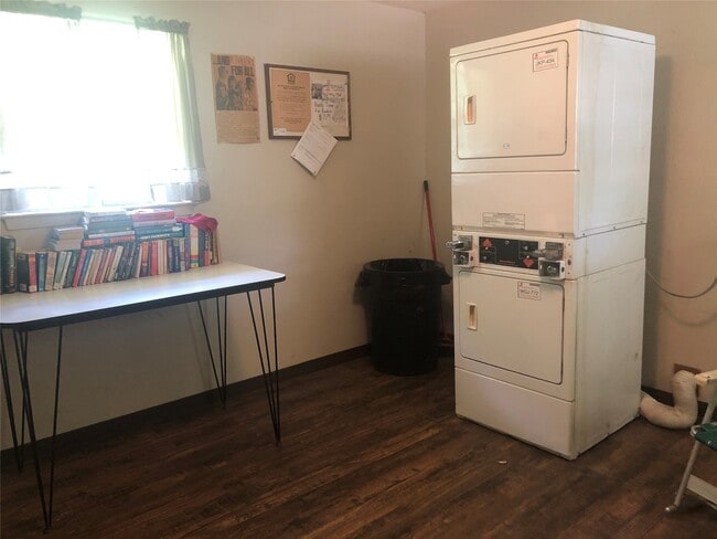 Building Photo - 709 Witt St