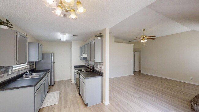 Building Photo - 2802 Woodlands Dr