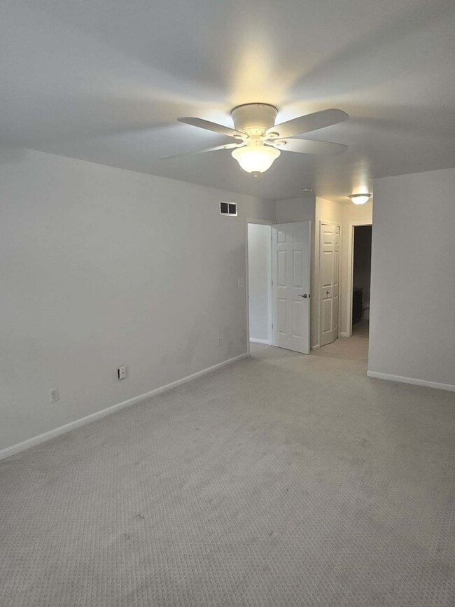 Building Photo - 3 BEDROOM 3 BATHROOM CONDO IN BELLEVILLE A...