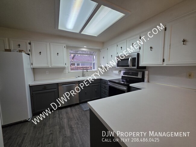 Building Photo - 9144 W Dalton Pl