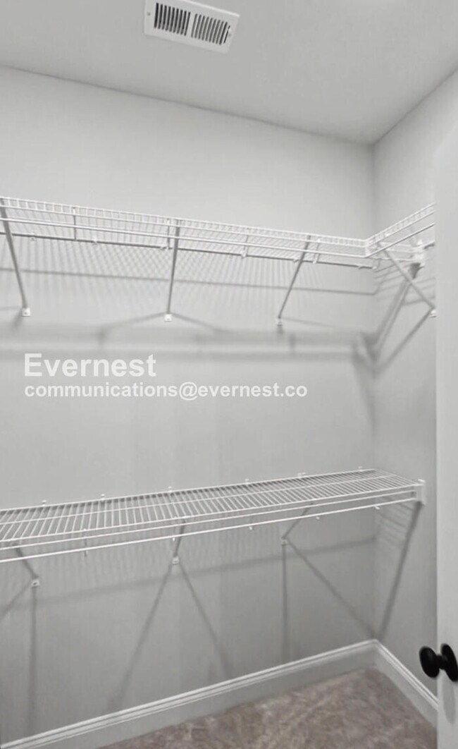 Building Photo - 2 Bed/2 Bath Townhome with Off-Street Parking / Pet-Friendly / Available Now!