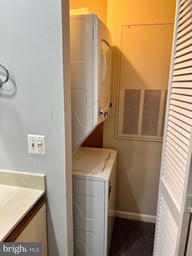 Building Photo - 5705 Chapman Mill Dr