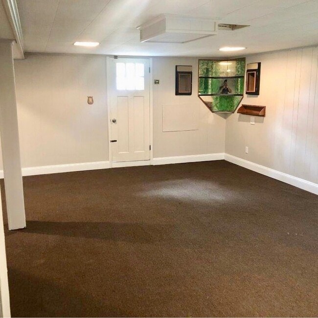 Building Photo - Rancher Style Single Family Home