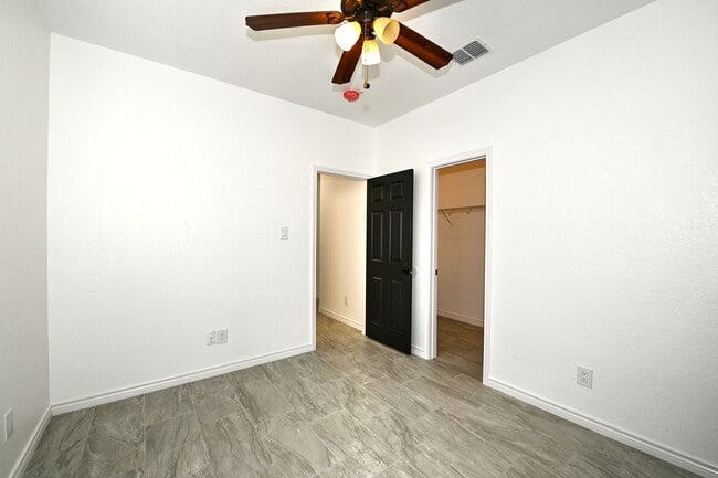 Building Photo - 5 bed | 3 bath | Corner lot | Fully remode...
