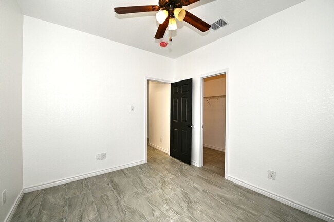 Building Photo - 5 bed | 3 bath | Corner lot | Fully remodeled!!!